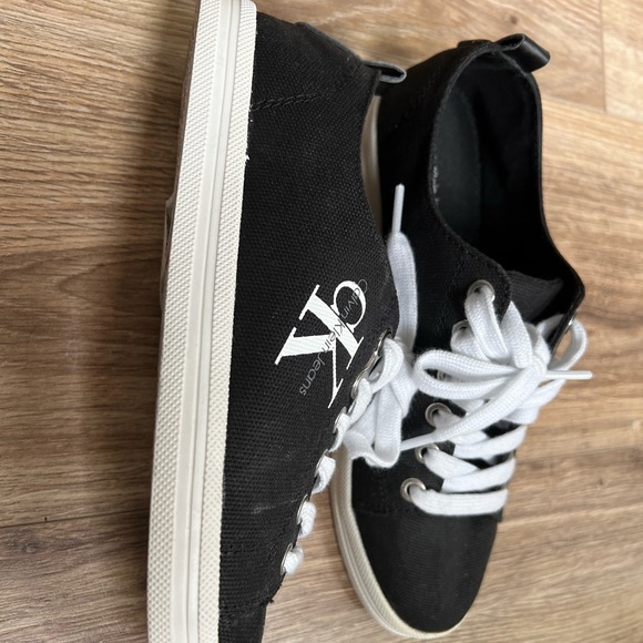 CALVIN KLEIN CK " MONNA" BLACK Signature Logo Canvas Sneakers Shoes 
SIZE:US 7.5 - Picture 2 of 3